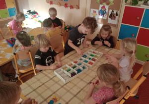 Dzieci wykonują prace plastyczne z plasteliny