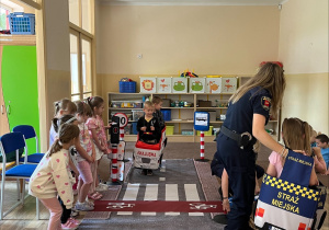Dzieci jeżdżą pojazdami różnych służb