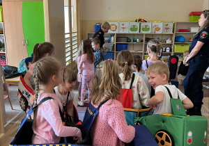 Dzieci uczą się regół ruchu ulicznego