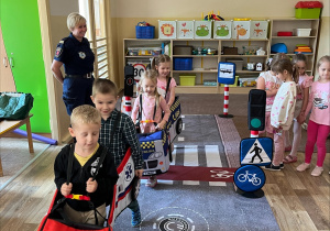 Grupa ćwiczy bezpieczne poruszanie się po ulicy