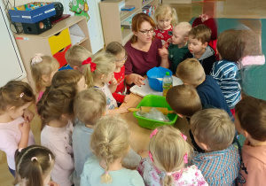 Dzieci przygotowują ciasto