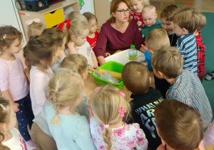 Dzieci wykonują pierniczki