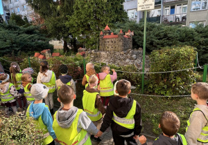 Dzieci podziwiają piękny zamek położony w okolicach naszego przedszkola