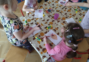 Dzieci wykonują walentynki.