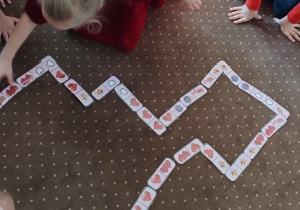 Dzieci grają w walentynkowe domino.