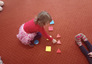 Dziewczynka wybrała trójkąt.