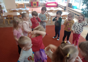 Dzieci tańczą do nowopoznanej piosenki.