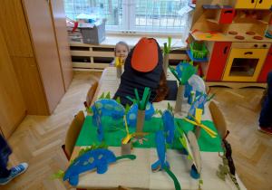 Stworzyliśmy makietę środowiska życia dinozaurów.