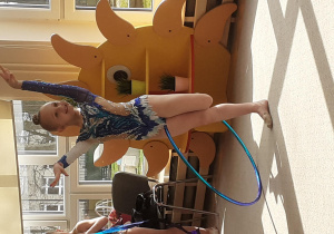 Dziewczynka z kołem hula-hop na udach