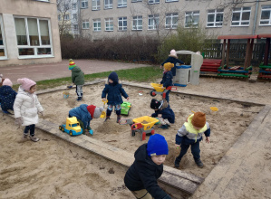Zabawy w ogrodzie przedszkolnym
