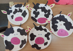 Krowy z talerzyków papierowych wykonane przez Żabki.