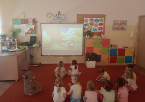 Dzieci oglądają film edukacyjny.