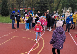 Dziecko biegnie po boisku.