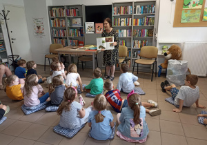 Kotki brały udział w zajęciach bibliotecznych dotyczących ekologii.