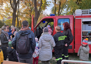 dzieci zwiedzają wóz strażacki