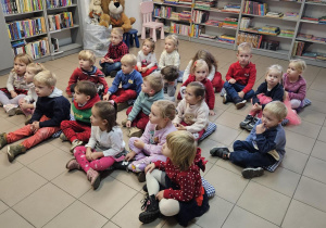 Dzieci słuchają czytanej bajki