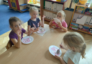 Dzieci jedzą lody
