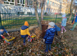 Jesienne porządki w ogrodzie przedszkolnym