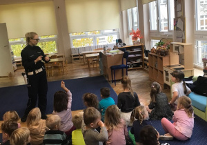 Pani Policjantka prowadzi pogadankę z dziećmi