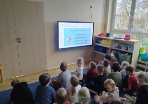 Dzieci oglądają prezentację