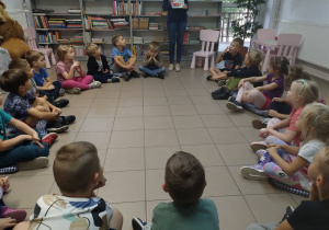 Grupa dzieci słucha opowiadania instruktora