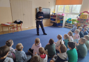 Policjantka rozmawia z grupą dzieci