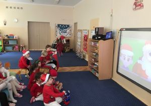 Tygryski oglądają film edukacyjny o Świętym Mikołaju