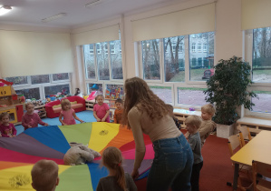 Dzieci bawią się korzystając z chusty animacyjnej