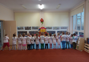 Misie pozują do zdjęcia w koszulkach otrzymanych w ramach projektu "Różnorodni"