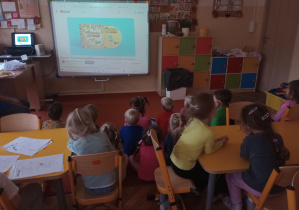 Dzieci śpiewają piosenkę o prawach dziecka