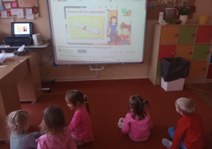 Dzieci oglądają film edukacyjny o tematyce dot. praw dziecka