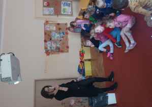 Pani Ania prowadzi zajęcia z dziećmi