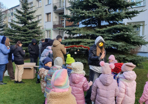 Przedszkolaki obserwują uczniow