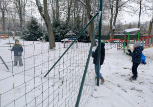 Bitwa na śnieżki na boisku przedszkolnym