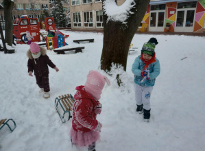 Zabawy zimowe w ogrodzie przedszkolnym