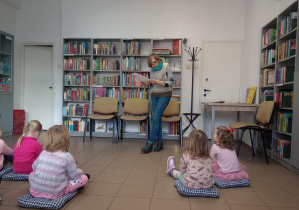 Pani bibliotekarka czyta dzieciom książkę