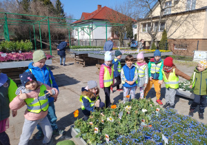 Dzieci oglądają kolorowe kwiaty