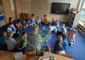 Dzieci programują robota