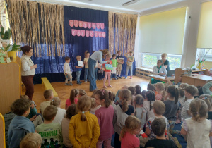 Dziewczynka otrzymuje dyplom i nagrodę
