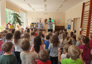 pan gra na talerzach