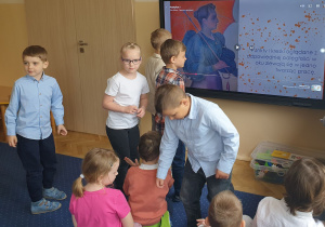 Dzieci oglądają obraz
