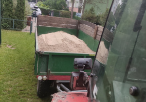 traktor z przyczepą