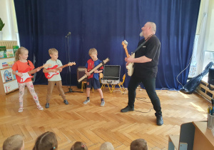 dzieci grają na gitarach
