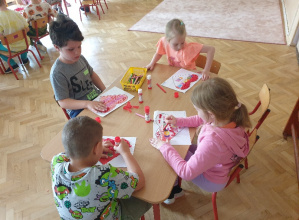 Przygotowanie serduszek dla mam