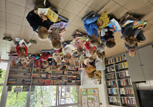 Dzieci w bibliotece oglądają książeczki