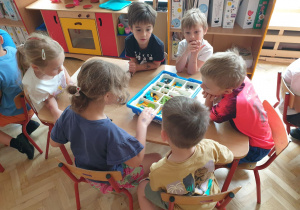 Dzieci oglądają klocki lego