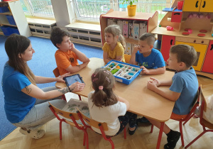 Instruktor pokazuje jak budować pojazd