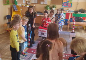 dzieci stoją przy eukacyjnym skrzyżowaniu i czekają na przejście