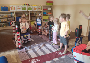 sala zajęć z porozstawianymi edukacyjnymi znakami drogowymi