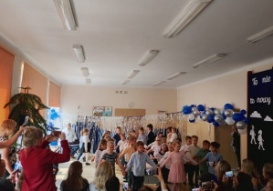 Grupa tańczy poloneza